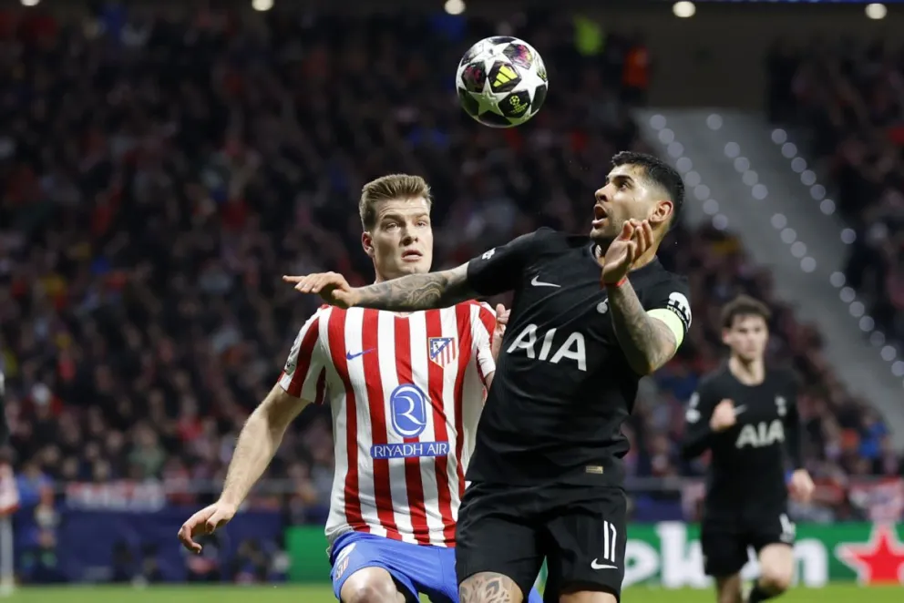 Cristian Romero (der.), en un encuentro anterior con el club inglés. Foto: EFE.