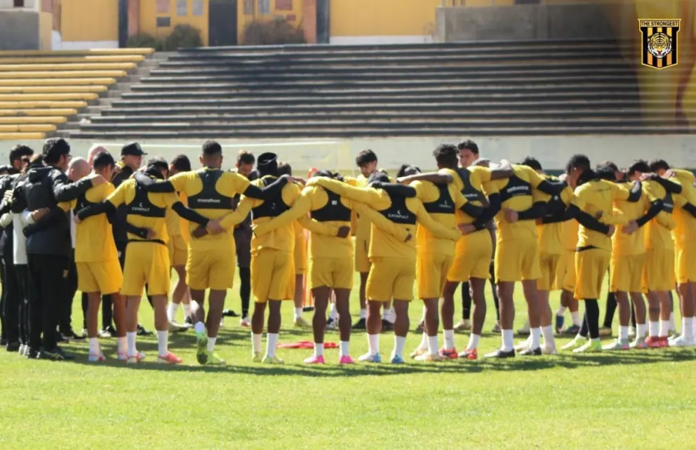 El plantel atigrado previo a su entrenamiento. Foto: Club The Strongest.