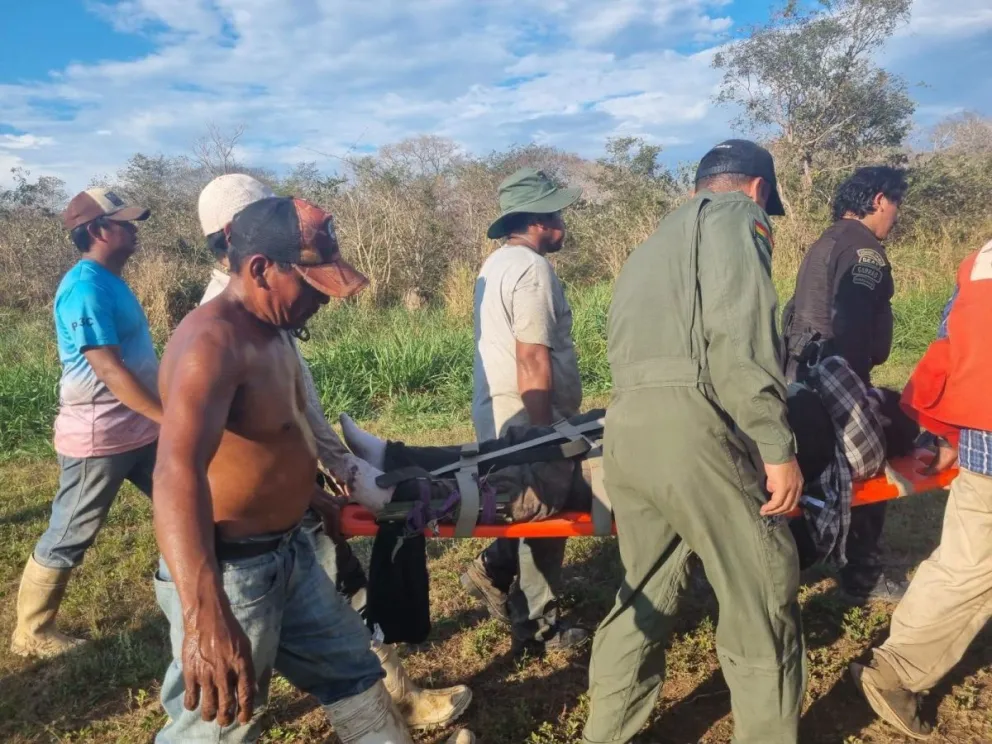 Trasladan a uno de los afectados por el accidente de la avioneta. Foto: Ministerio de Defensa