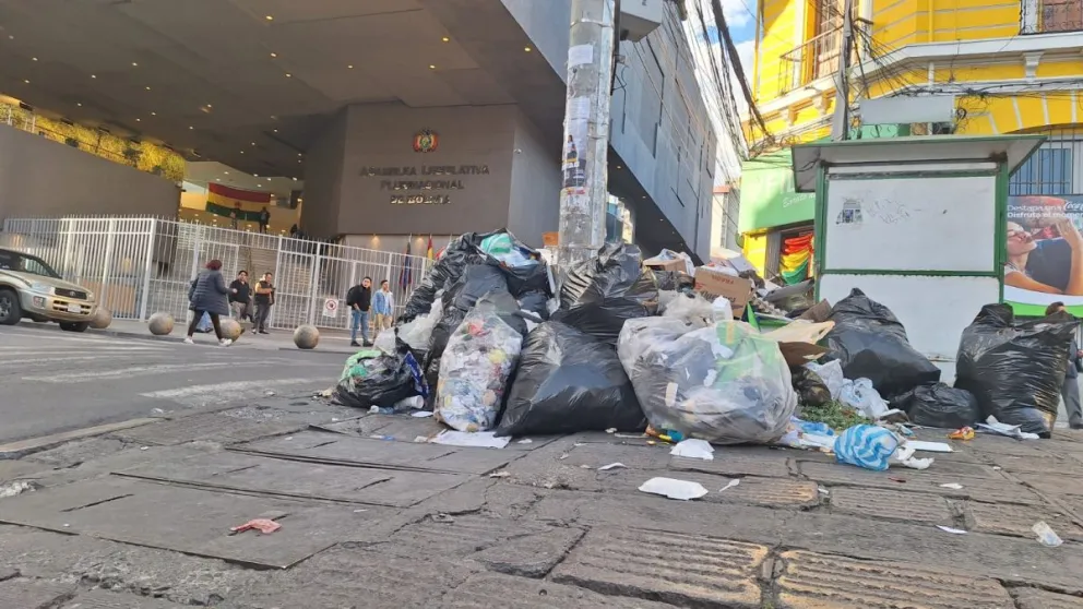 La basura inunda la ciudad de La Paz. Foto Edmundo Morales