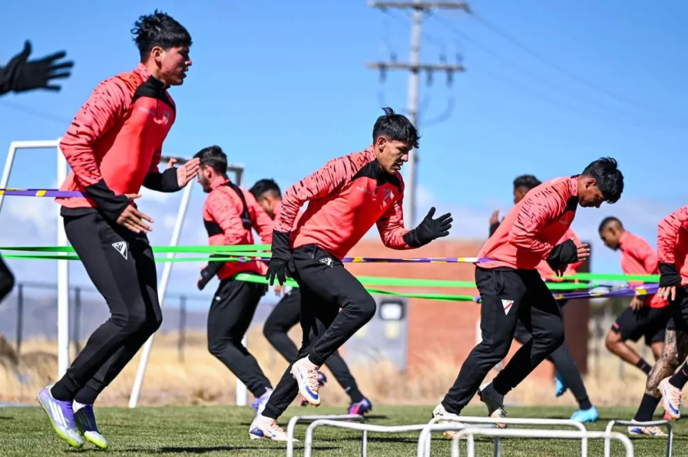 Un entrenamiento de los millonarios en su complejo de Huarina. Foto: CAR