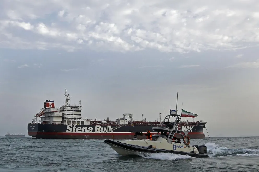 Barcos iraníes de la Guardia Revolucionaria interceptan navios extranjeros en el estrecho de Ormuz. EFE/EPA/HASAN SHIRVANI
