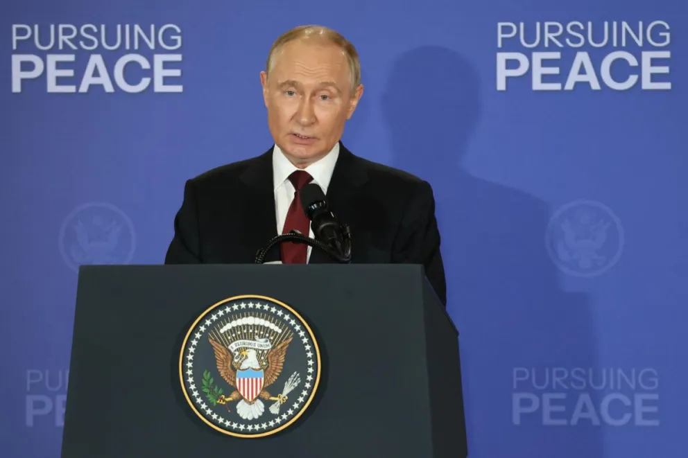 El presidente de Rusia, Vladimir Putin, habla durante una declaración conjunta con su homólogo de Estados Unidos, Donald Trump, en Anchorage (Estados Unidos). EFE/ Octavio Guzmán