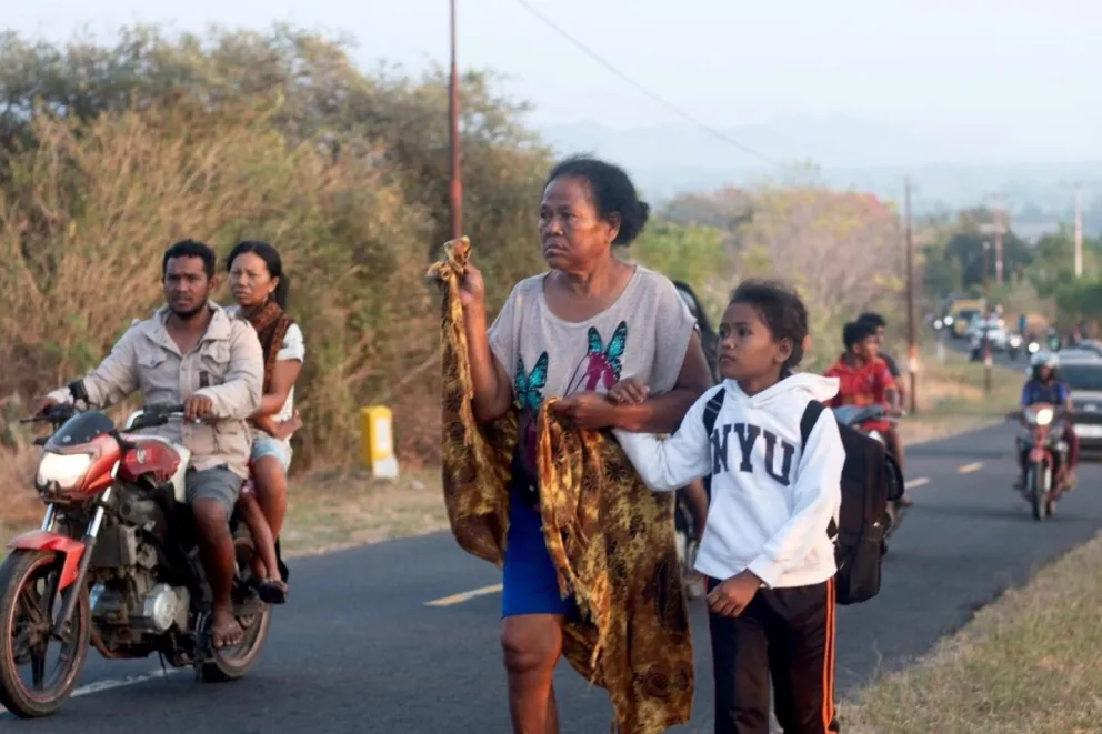 Personas huyen de sus hogares hacia zonas más elevadas tras un terremoto de magnitud 7,7 en Mbay, Nagekeo, provincia de Nusa Tenggara Oriental (Indonesia), el 15 de agosto de 2026. EFE/EPA/IGNASIUS KUNDA
