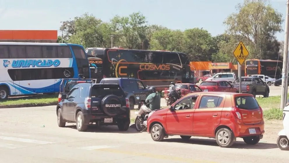 Vehículos en fila a la espera de cargar combustible. Foto archivo: RRSS