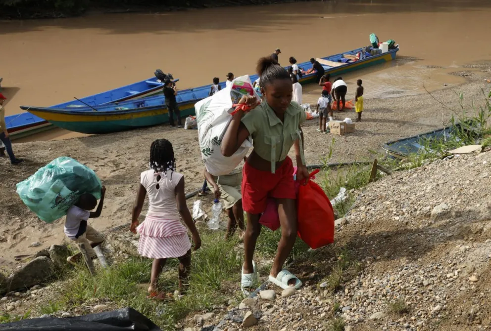 Jóvenes descargan este viernes ayudas humanitarias por el terremoto de magnitud 7,4 del pasado lunes, en el río San Juan en La Encharca (Colombia). EFE/ Mauricio Dueñas Castañeda