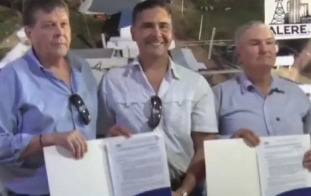 Autoridades de gobierno y el empresario refinero firman acuerdo. Foto. Captura de imagen