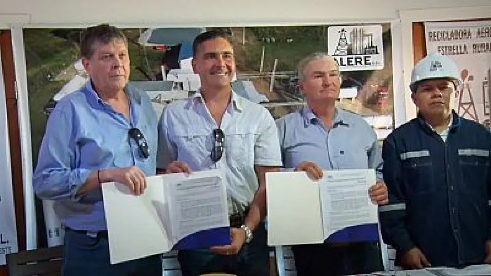 Autoridades de gobierno y el empresario refinero firman acuerdo. Foto. BTV