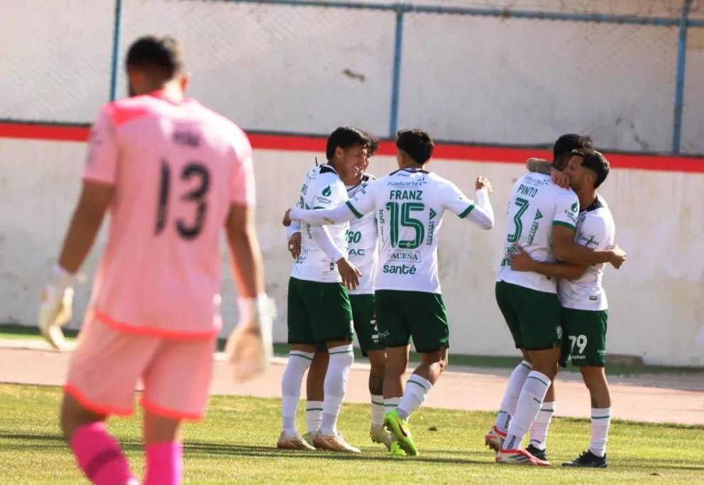 La celebración de los refineros en el tercer gol de la tarde en Oruro. Foto: APG