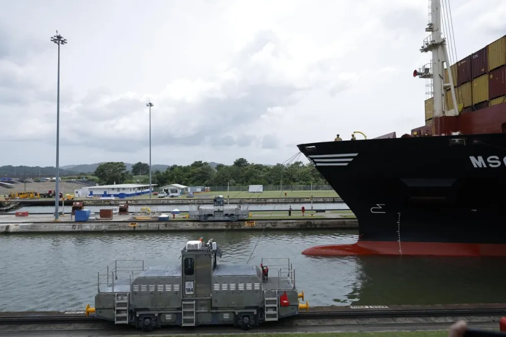 Un buque contenedor navega por las esclusas de Miraflores este miércoles, en el Canal de Panamá, en ciudad de Panamá (Panamá). EFE