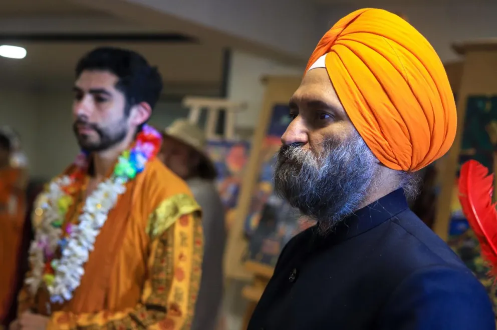 Un hombre de origen indio participa en la celebración por el Día de la Independencia de la India, en La Paz (Bolivia). La Embajada de India conmemoró la independencia de su país con una muestra una música, danzas y exposición de pinturas. EFE/ Gabriel M.
