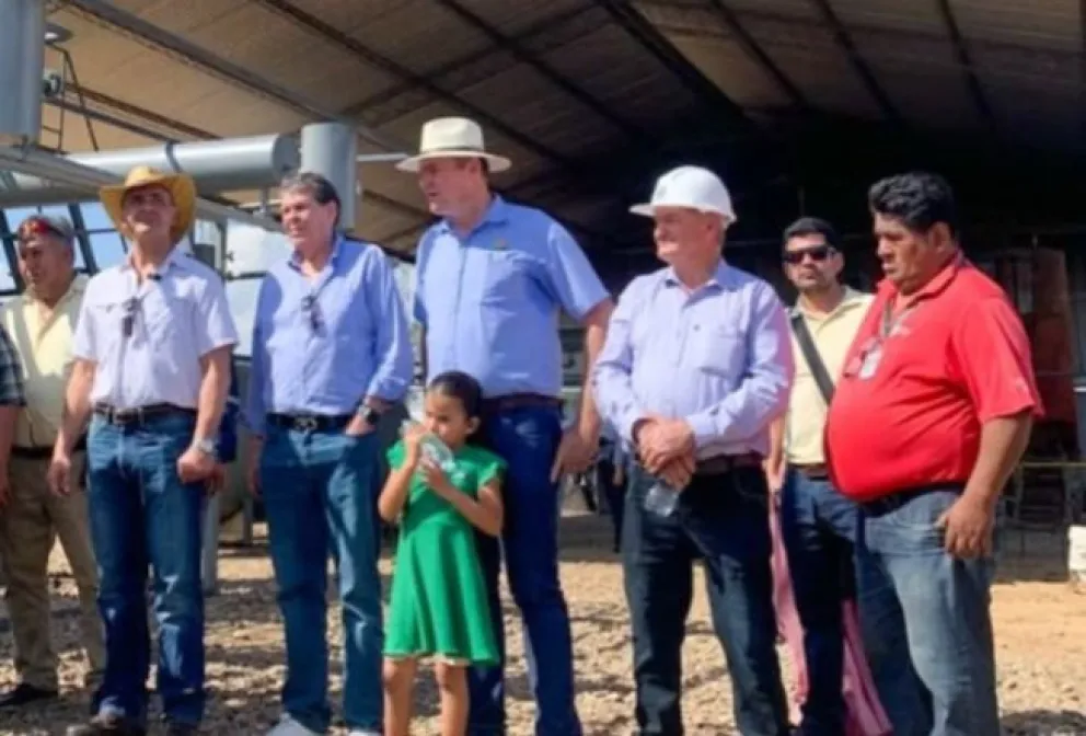 Autoridades de gobierno y el empresario refinero firman acuerdo. Foto. BTV