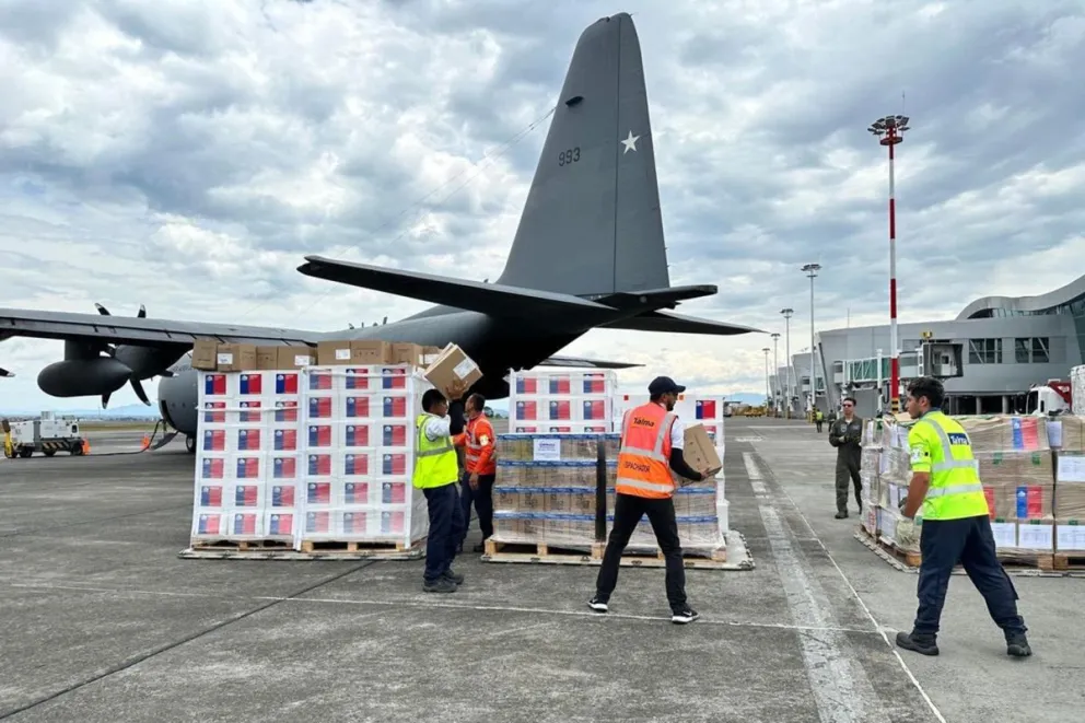Fotografía cedida por la Cancillería de Colombia que muestra a un grupo de trabajadores descargando ayuda humanitaria llegada desde Chile este sábado, al aeropuerto Matecaña de Pereira (Colombia). EFE/ Cancillería de Colombia