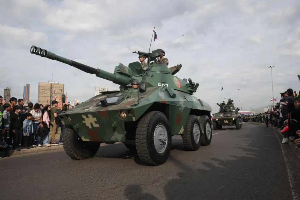 Integrantes de las fuerzas militares de Paraguay manejan un tanque durante el desfile por la conmemoración de los 489 años de la fundación de Asunción, este sábado en Asunción (Paraguay). EFE/ Juan Pablo Pino