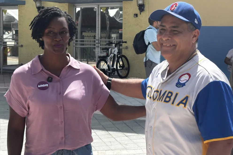 La representante estatal por Jacksonville (Florida) Angie Nixon (i), una de las dos aspirantes demócratas al escaño en el Senado de Estados Unidos que dejó el cubanoestadounidense Marco Rubio, habla con una persona durante un recorrido este sábado. EFE