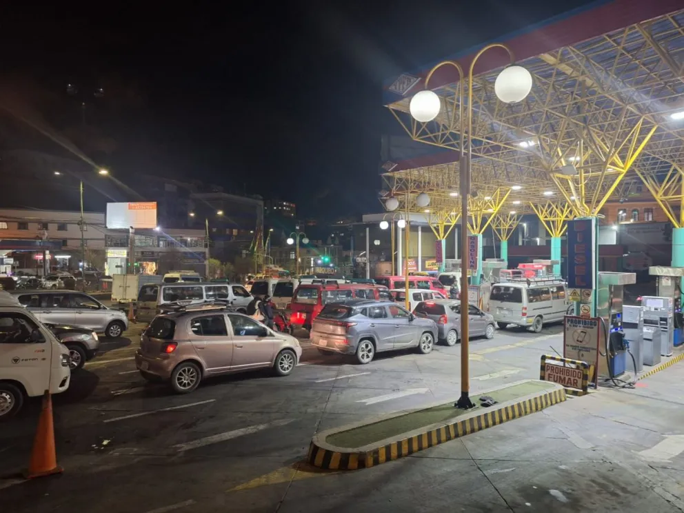 Vehículos a la espera de cargar combustible en el centro paceño. Foto archivo