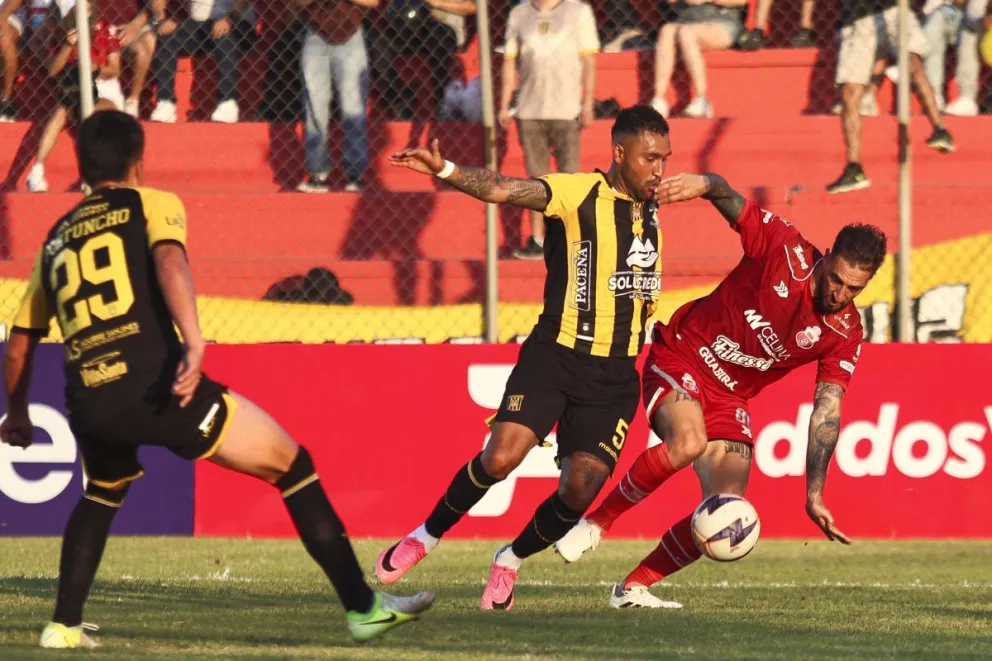 Adrián Jusino (centro), del Tigre, disputa un balón con Luciano Ursino de Guabirá. Foto: APG