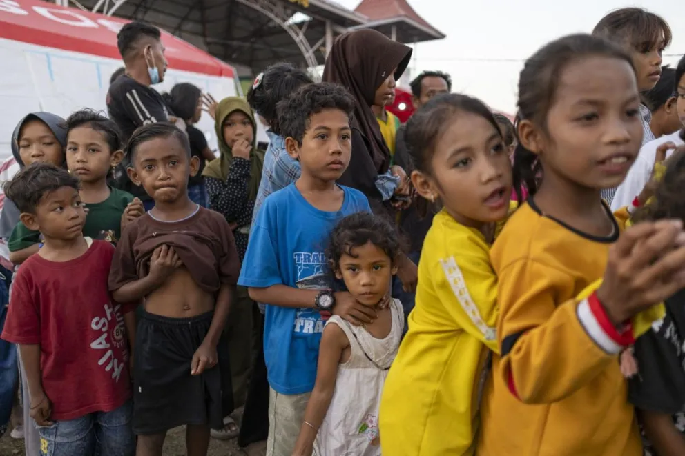  Personas evacuadas por un terremoto de magnitud 7,7 hacen fila para recibir alimentos en un refugio temporal en Maumere, en la provincia de Nusa Tenggara Oriental (Indonesia), el 16 de agosto de 2026. EFE/MADE NAGI