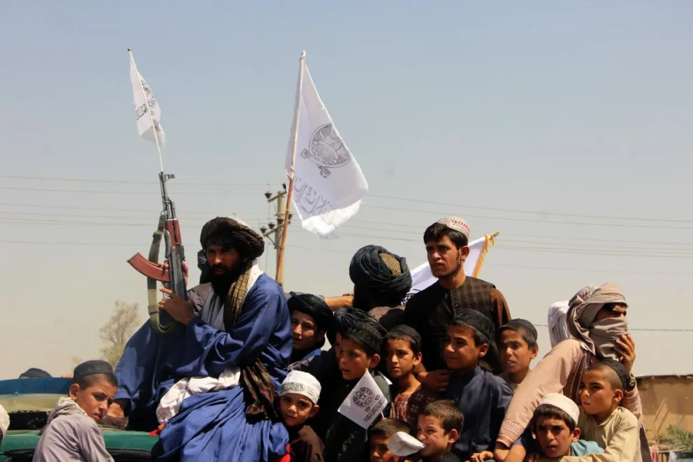 Agentes de seguridad del gobierno talibán custodian un acto en la ciudad de Kandahar con motivo de las celebraciones del quinto aniversario de la toma del poder en Afganistán por parte de los talibanes. EFE/EPA/QUDRATULLAH RAZWAN