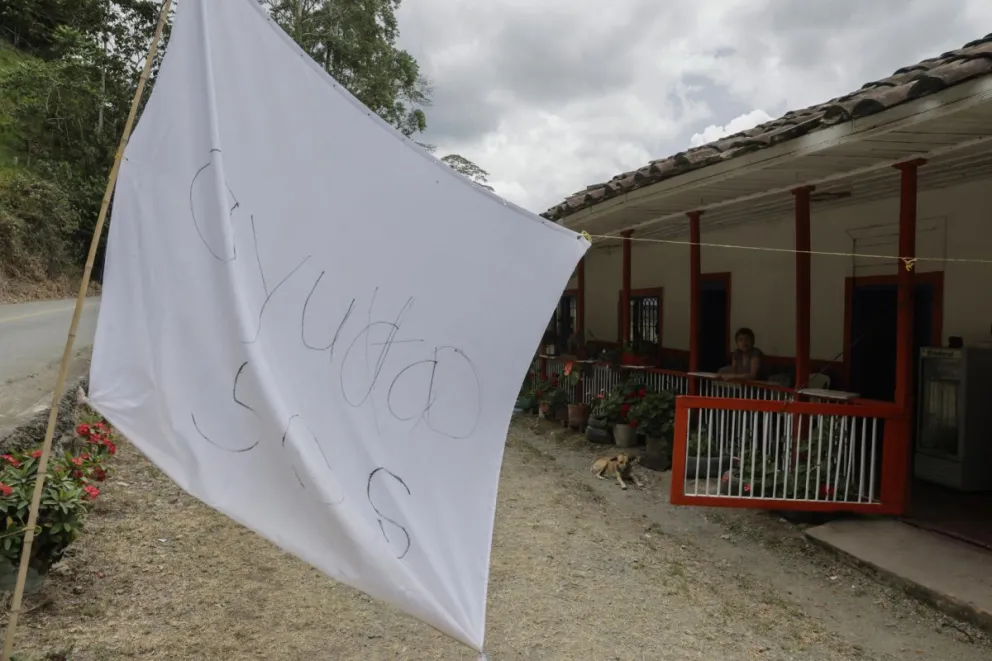 Fotografía que muestra una bandera blanca en la que se lee 'Ayuda, SOS' frente a una casa afectada por el terremoto de magnitud 7,4 del pasado lunes, en Ansermanuevo (Colombia).EFE/ Carlos Ortega