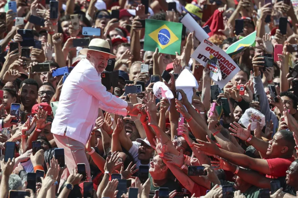 Luiz Inácio Lula da Silva, saluda a su llegada al lanzamiento de campaña para su reelección, con el foco puesto en el combate a la violencia de género y al crimen organizado y la promesa de continuar con los programas sociales. EFE/ Sebastiao Moreira