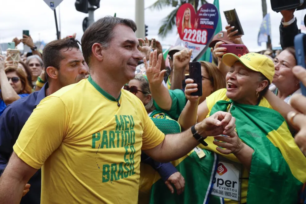 El candidato a la Presidencia de Brasil por el Partido Liberal, Flávio Bolsonaro, saluda a simpatizantes durante un evento de campaña, en la playa de Copacabana en Rio de Janeiro (Brasil). EFE/ Antonio Lacerda