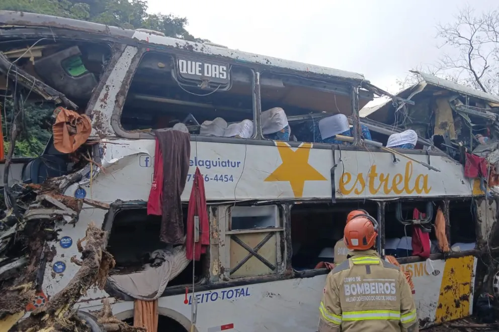 Fotografía cedida por el Cuerpo de Bomberos de Río de Janeiro donde se observa un autobús accidentado que dejo al menos 10 personas muertas y varias heridas a la altura de la ciudad de Petrópolis, en la sierra del estado de Río de Janeiro (Brasil). EFE