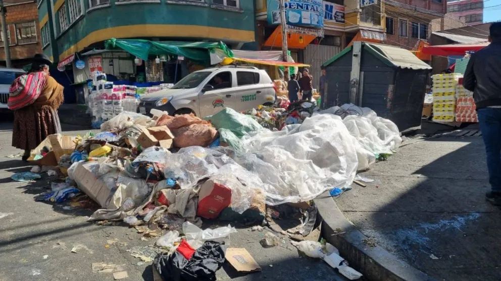 Basura acumulada cerca de un contenedor en el centro paceño. Foto: Jhenny Marca