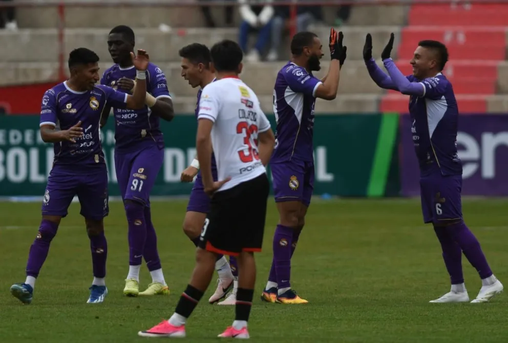 Jugadores de Real Potosí festejan como victoria el empate con Always Ready. Foto: APG