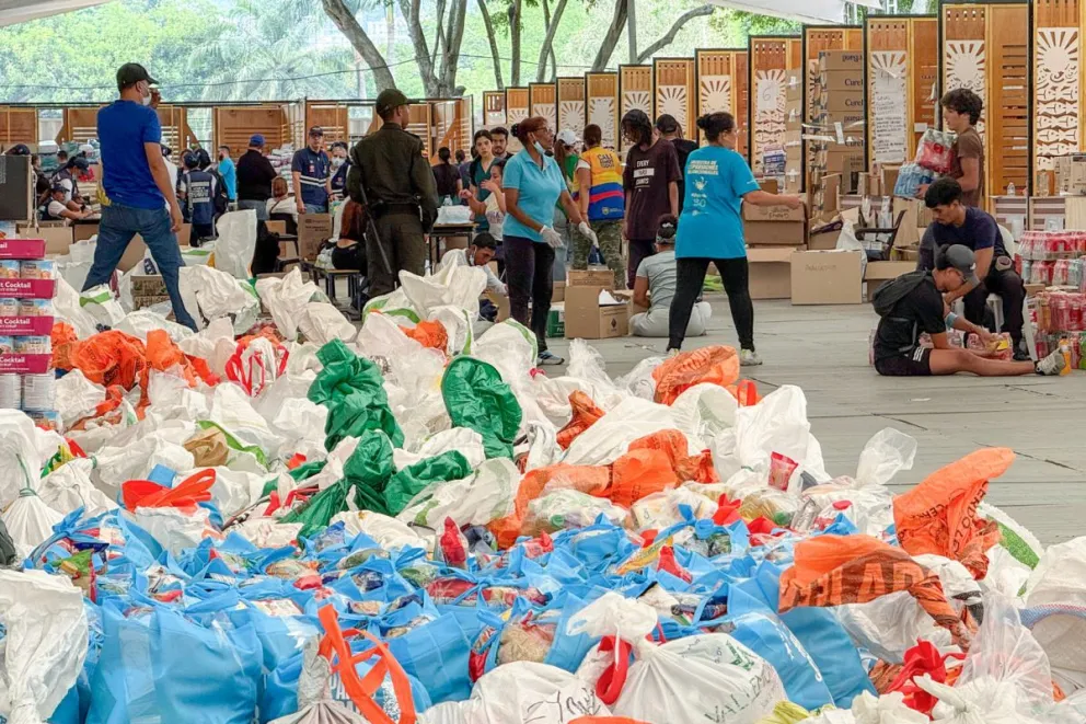 Personas organizan ayudas humanitarias, en la Ciudadela Alberto Galindo en Cali (Colombia). EFE/ Mario Baos