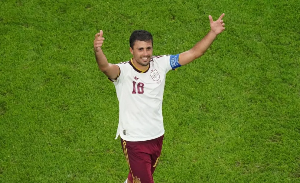 Rodrigo Hernández "Rodri" con la camiseta de la selección española. Foto: EFE