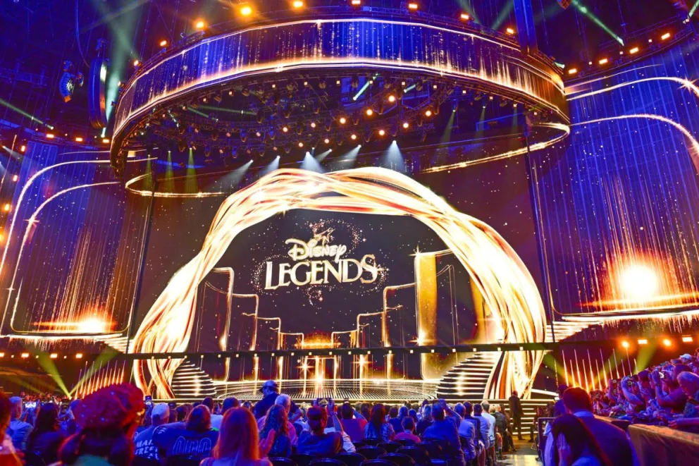 Fotografía cedida por The Walt Disney Company que muestra la ceremonia de Leyendas de la convención de Disney D23 este domingo, en Anaheim (Estados Unidos). EFE/ The Walt Disney Company