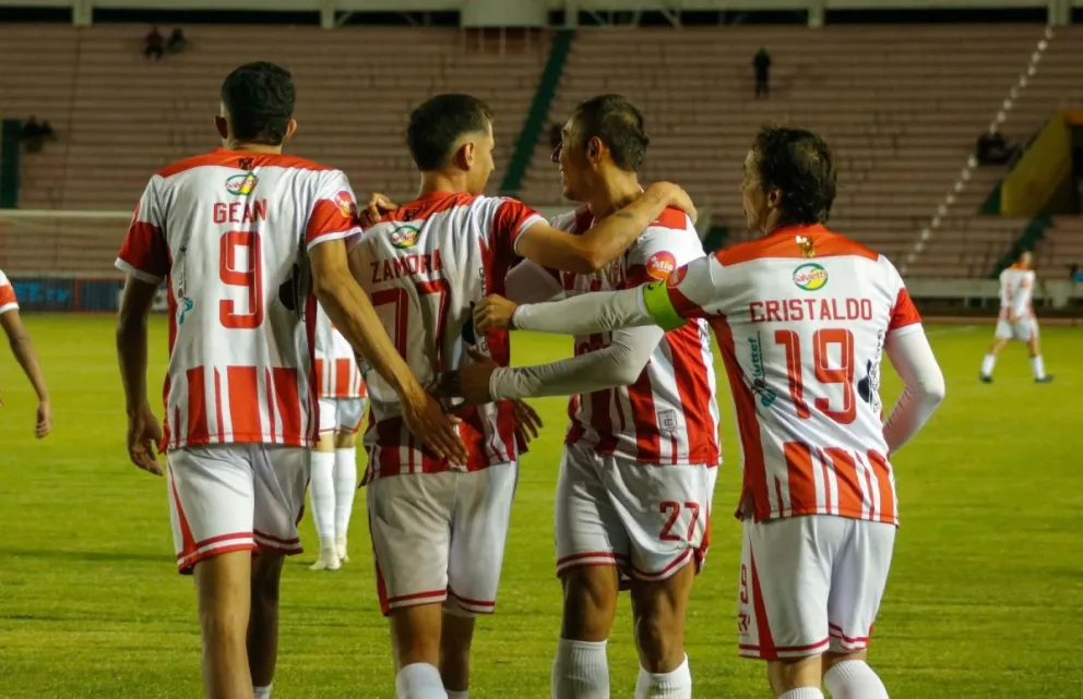 Rodrigo Zamora (77) es felicitado por sus compañeros después de anotar el tanto de la victoria. Foto: APG