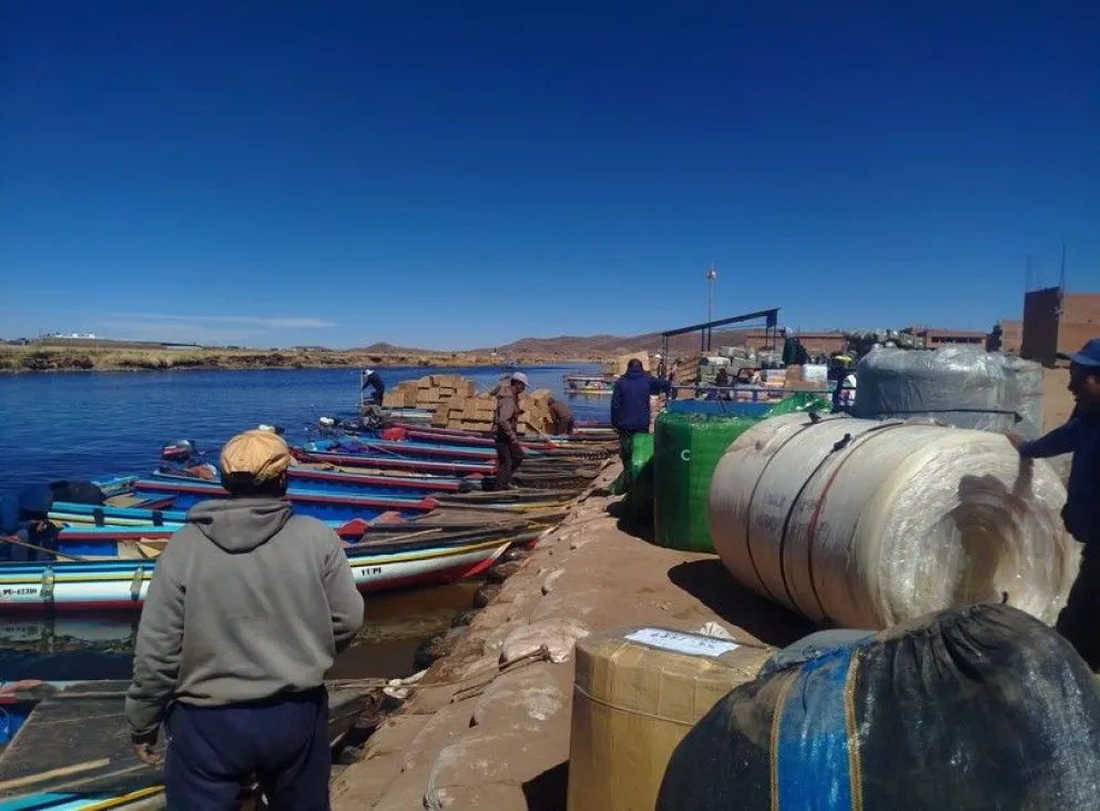Hilera de botes en el estrecho de la localidad fronteriza de Desaguadero, donde trasladan mercadería de un lado al otro. Foto: José Fernández