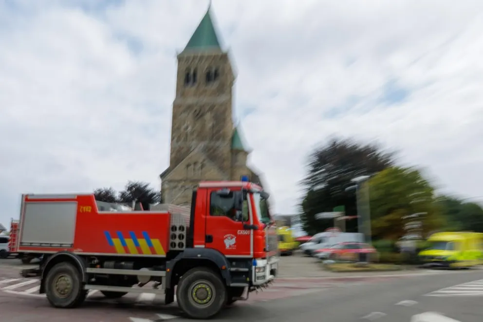 Un camión de bomberos circula antes de la llegada del rey Felipe de Bélgica. Foto: EFE