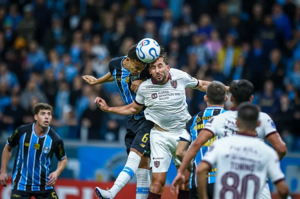 Incidencia entre Bolívar (de blanco) y Gremio del 30 de julio pasado en Porto Alegre. Foto: Gremio.