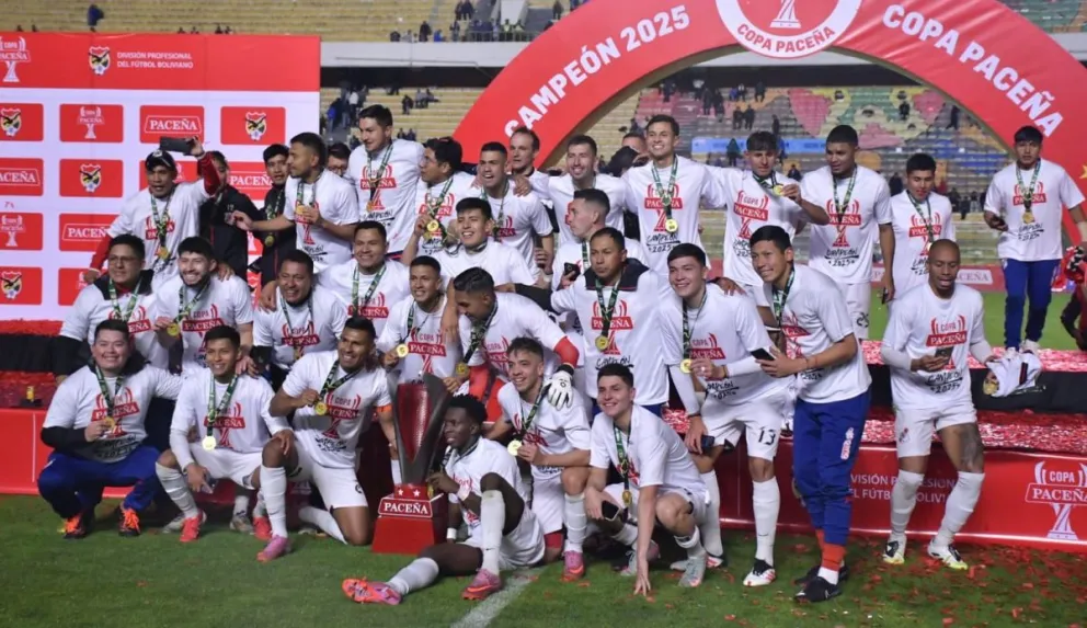 Jugadores de Nacional Potosí celebran el título de la Copa de la División Profesional 2025 tras ganarle a Bolívar en la final. Foto: APG