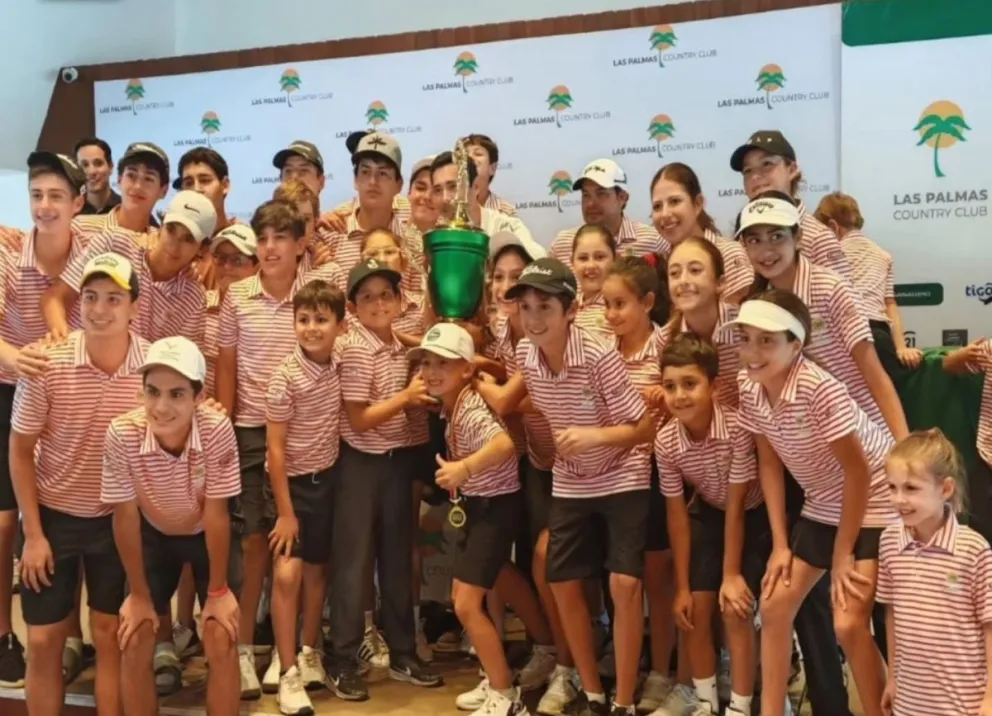 Golfistas de LPCC festejan con su trofeo. Foto: Federación Boliviana de Golf.