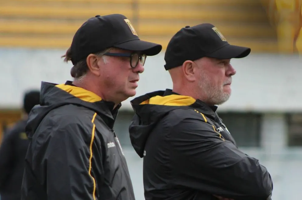 El técnico Antonio Carlos Zago (der.) junto a Roberto Miggiano, uno de sus asistentes, en una práctica del Tigre. Foto: Club The Strongest