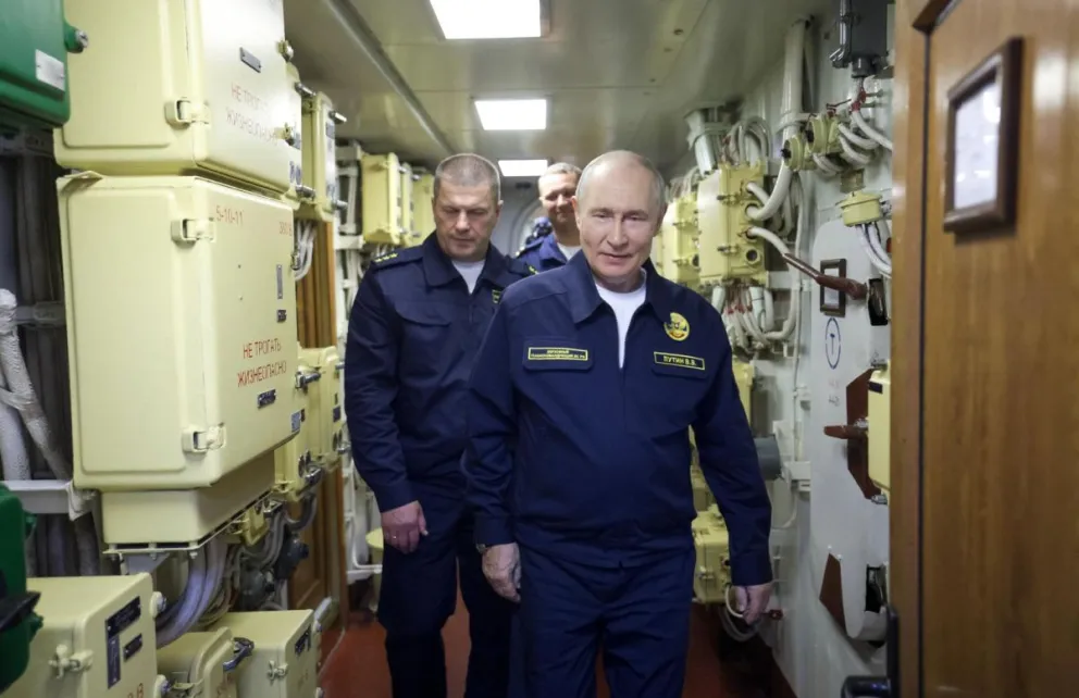 El presidente ruso Vladimir Putin visita el crucero de misiles de la Guardia Varyag durante la fase final de los ejercicios de la Flota del Pacífico frente a la costa de la región de Sajalín, Rusia, el 12 de agosto de 2026. Foto: EFE