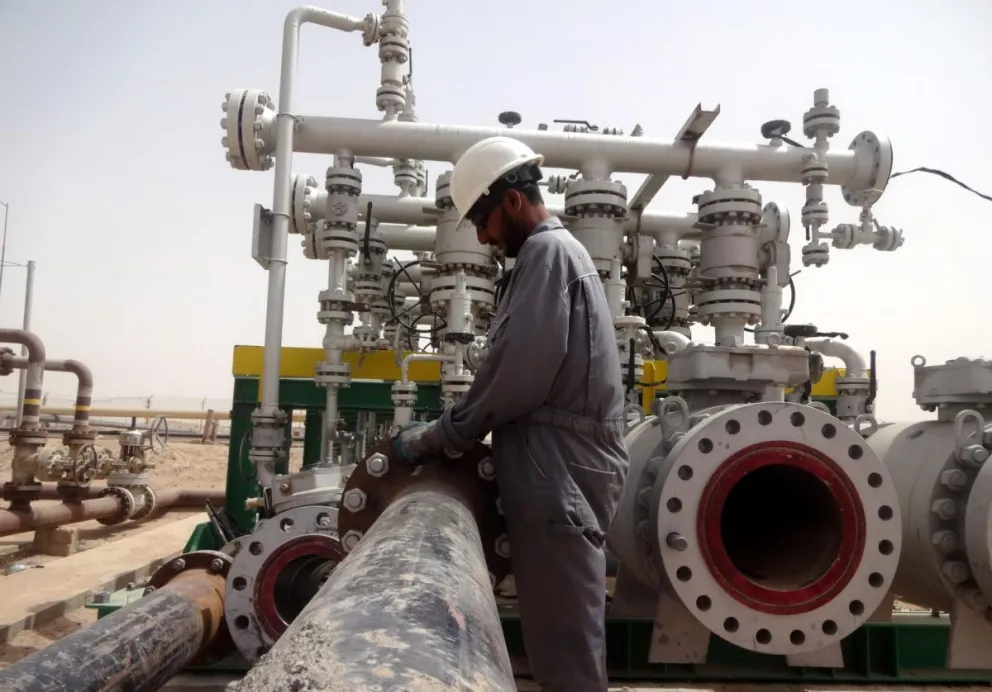 Un trabajador iraquí en el campo petrolífero Rumaila en Basora (Irak). Foto: EFE