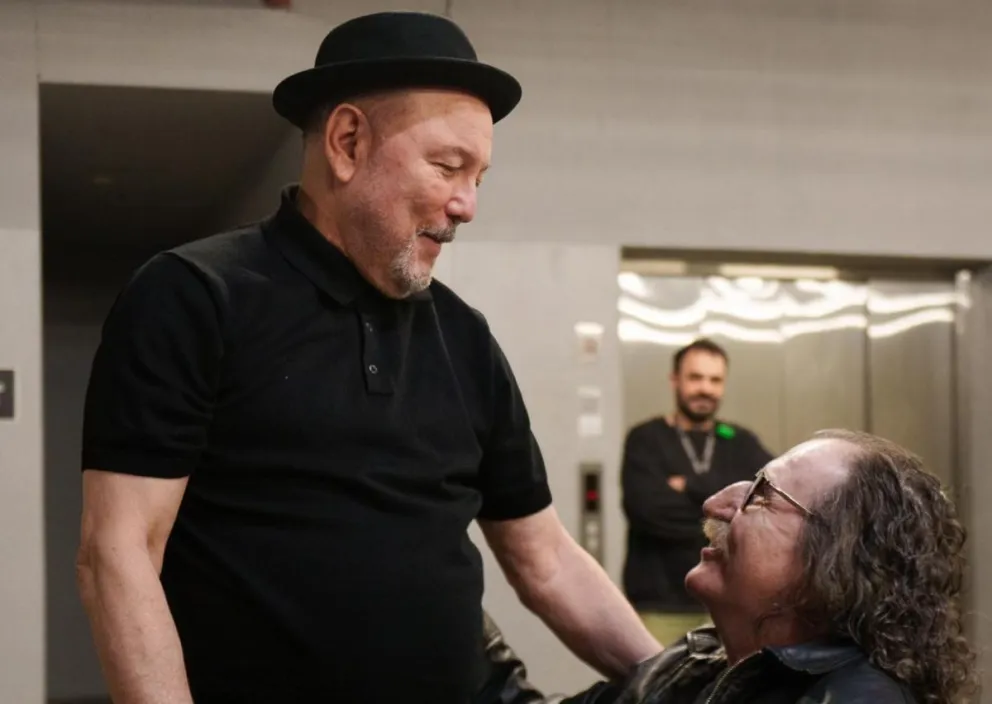 Rubén Blades (i) hablando con Charly García este domingo. Foto: EFE