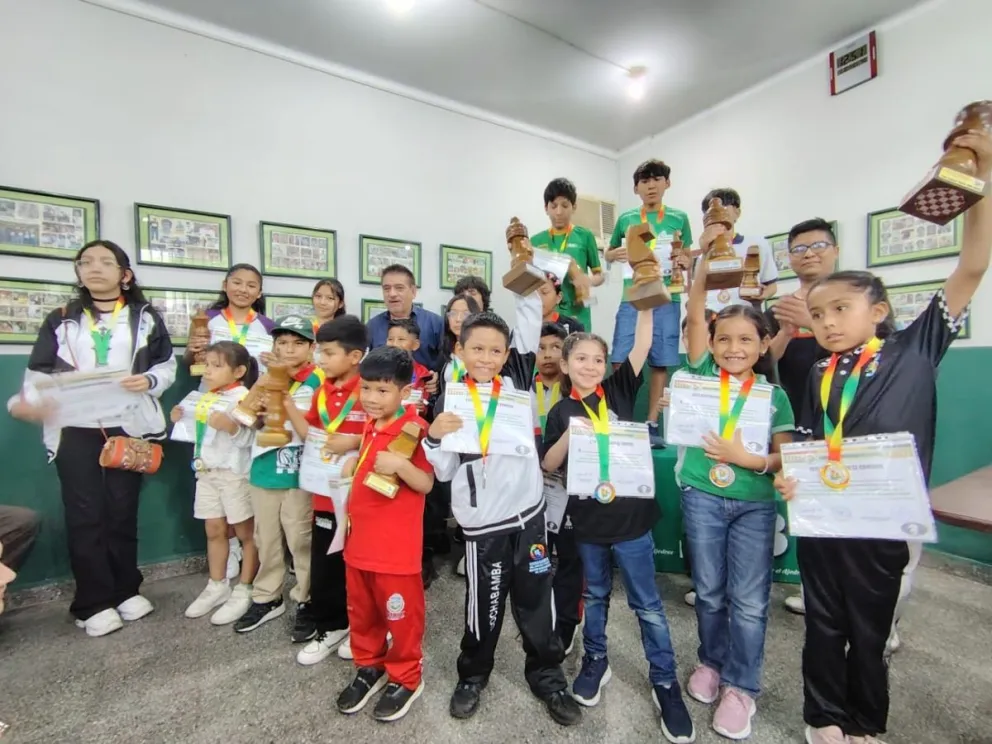 Los premiados del torneo cruceño. Foto: Federación Boliviana de Ajedrez.