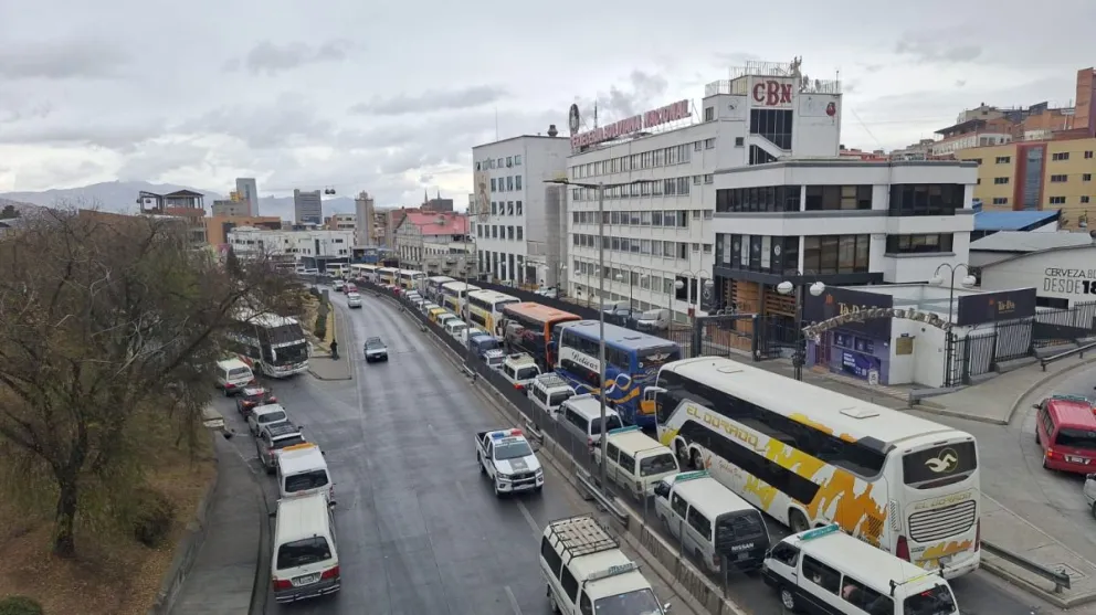 Fila de camiones y buses a la espera de cargar diésel, el 10 de agosto. Foto: Visión 360 