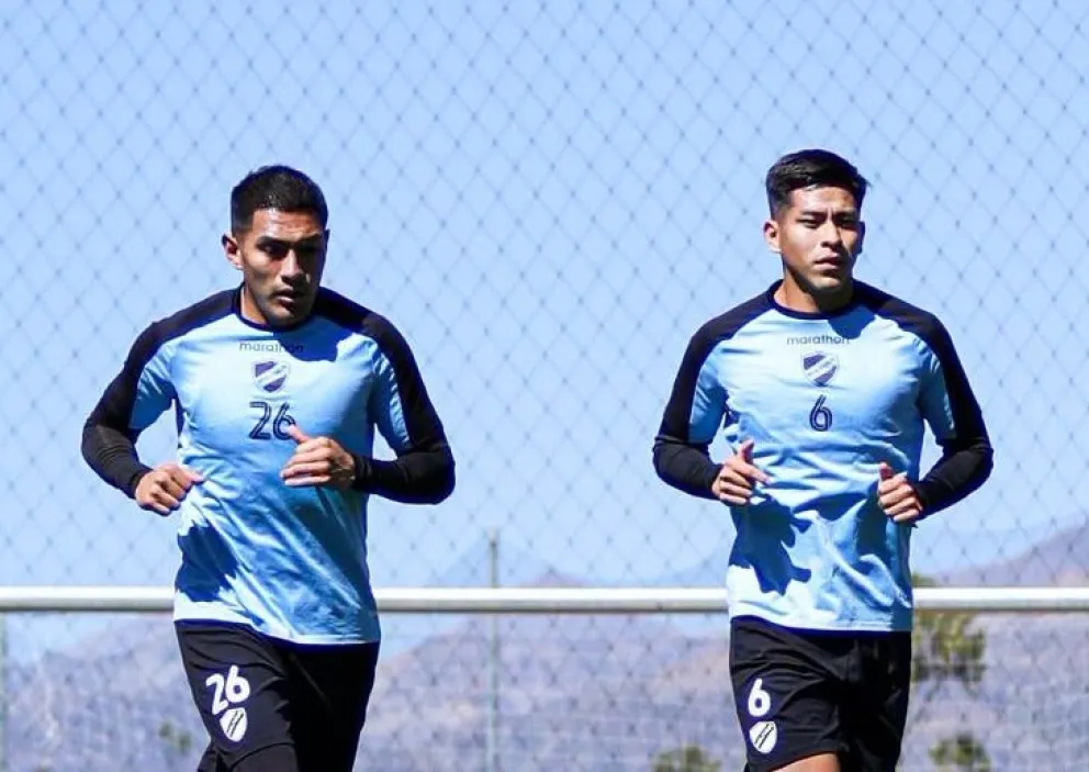 Saavedra (izq.) y Vaca, en pleno trabajo con la Academia. Foto: Club Bolívar.
