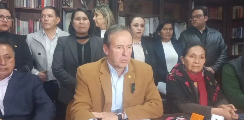 El expresidente y líder de la alianza Libre, Jorge "Tuto" Quiroga y los legisladores. Foto: ABI
