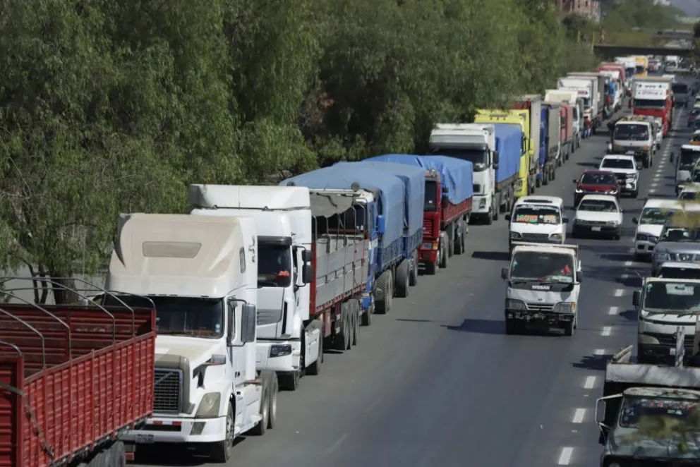 Filas de camiones del transporte pesado para comprar diésel. Foto Archivo APG