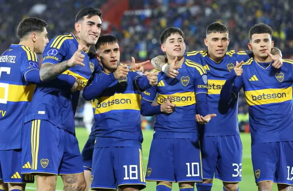 Jugadores de Boca Juniors festejan el triunfo sobre Recoleta en el partido de ida. Foto: EFE