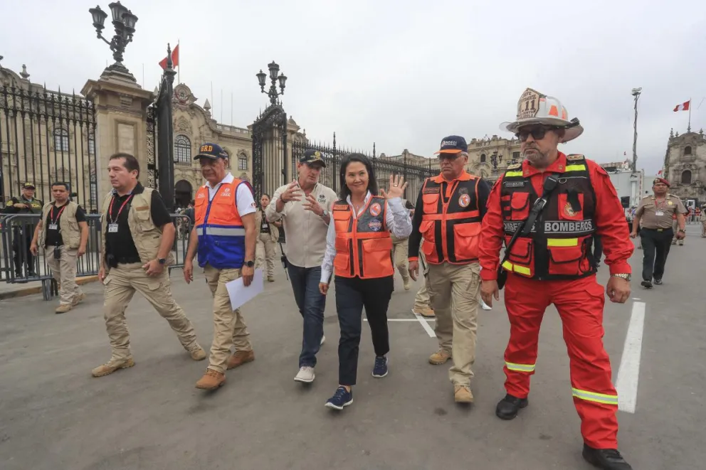 Fotografía cedida por la Presidencia de Perú en la que se captó a la mandataria Keiko Fujimori, junto a integrantes del Equipo de Búsqueda y Rescate Urbano, el pasado 14 de agosto, en Lima (Perú). Foto: EFE/Presidencia de Perú
