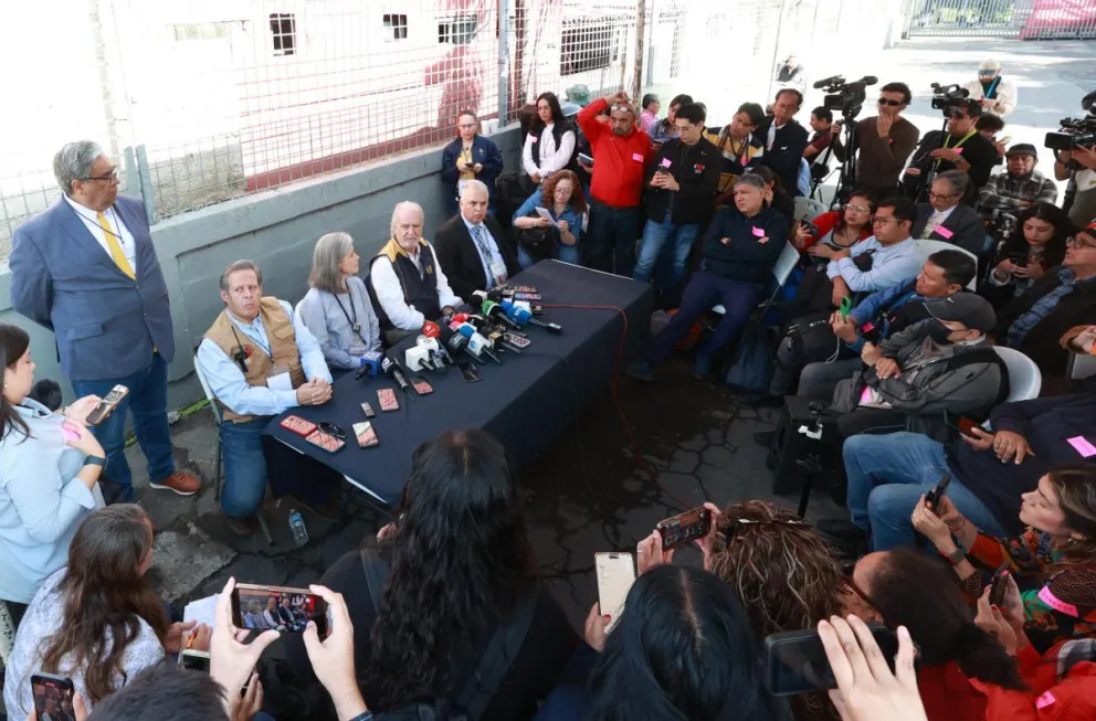El secretario general de la Universidad Nacional Autónoma de México (UNAM), Javier de la Fuente (c), asiste a una rueda de prensa este lunes, en Ciudad de México (México). Foto: EFE
